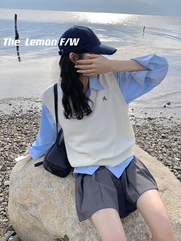 [Lemon Green Tea] New Korean embroidered V-neck vest simple and loose in early autumn T-060