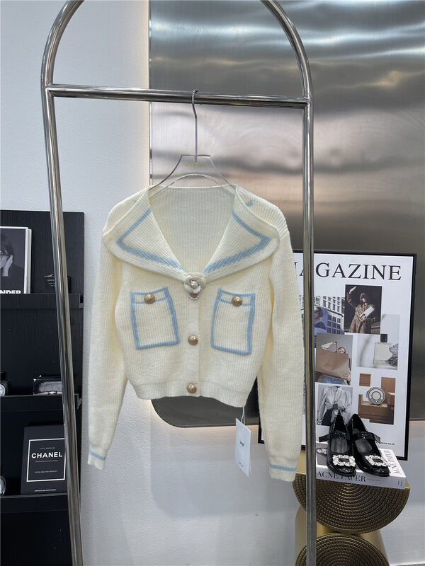 New in winter!【LINNA】Sweet contrast color edge age-reducing fashion knitted cardigan (with flowers) 82916# JJ