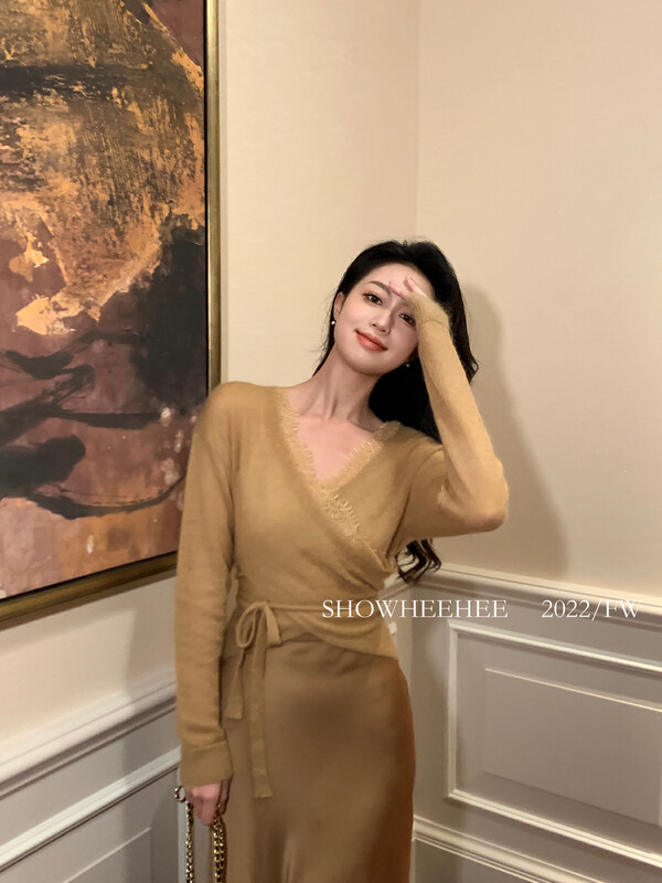Autumn is new! [Xiu Xixi] French temperament pure desire wind stitching lace edge cross strap waist knitted sweater 22091# JHY