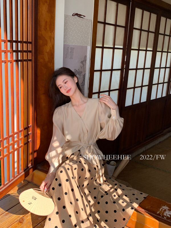 New in early autumn! [Xiu Xixi] Retro gentle style minimalist waist V-neck shirt (with waist rope) YS1-9213# JHY