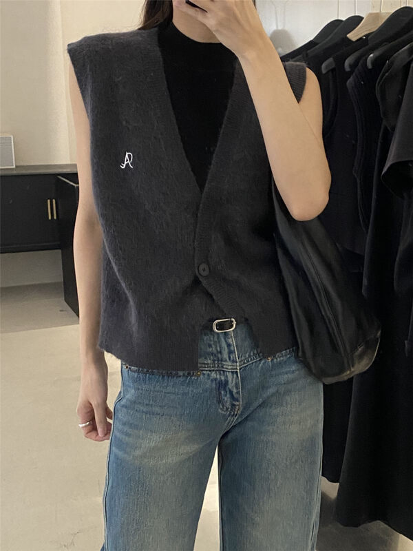 【CLEAN SPACE】Simple letter embroidery breasted vest 33% mohair 33% wool 33720