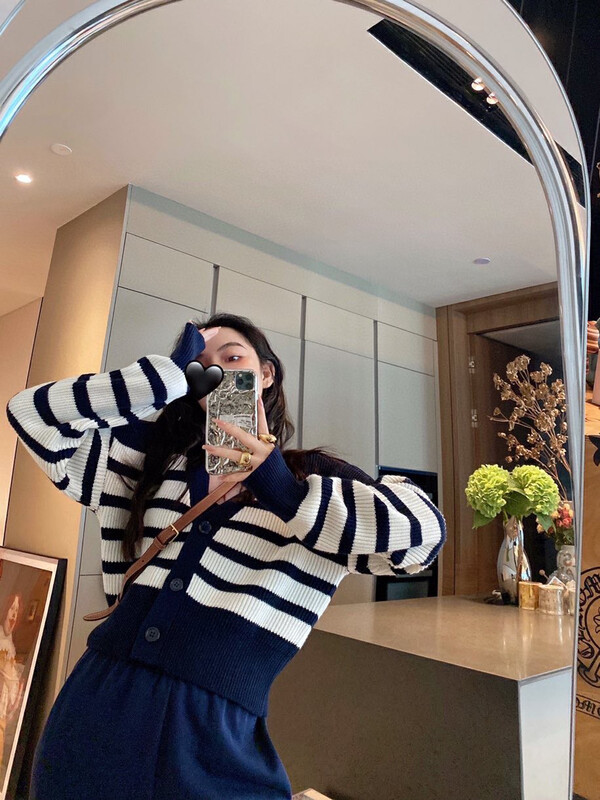 【NANCY】V-neck short knitted cardigan with contrast stripe J7200# WPL