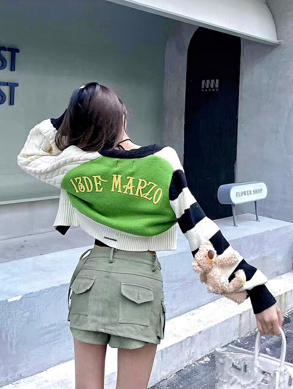 【NANCY】Texture Colorblock Striped Sleeve Letter Embroidery Short Knit Cardigan (With Detachable Bear) M3582# WPL