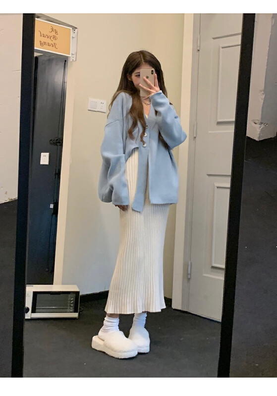 New in winter! [KIKI STUDIO] V-neck single-breasted knitted sweater + fashionable slim suspender dress suit (suite only) 6914# HJY