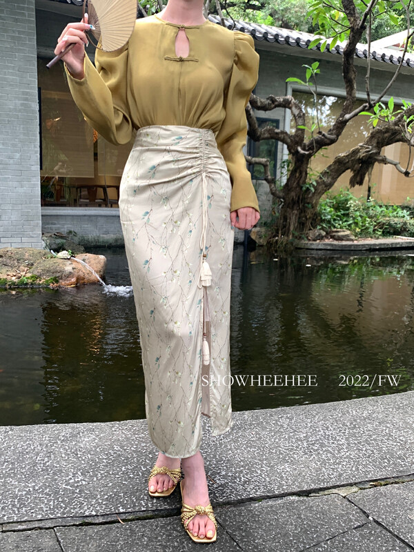 New in early autumn! [Xiu Xixi] pleated drawstring tie side slits bag hip print skirt 19550# JHY