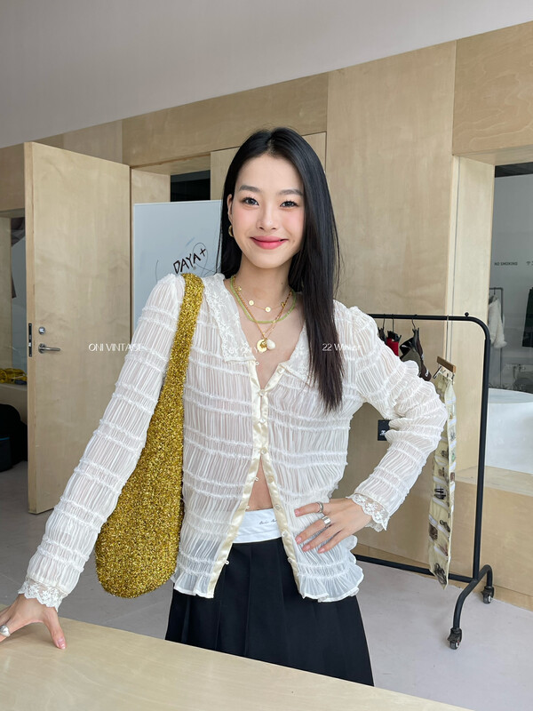 [ONIVINTAGE ONIVINTAGE] Korean V-neck lace pleated top shirt OL226S6504