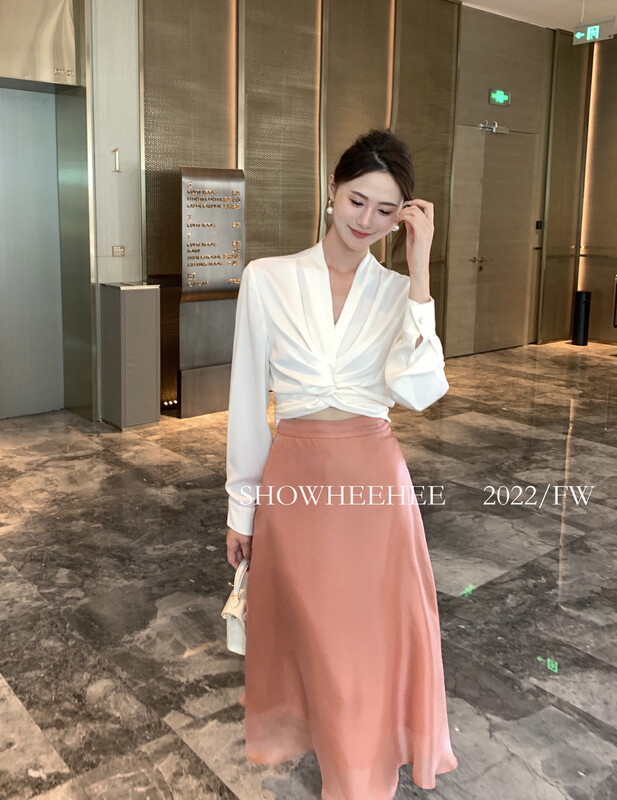 New in early autumn! [Xiu Xixi] temperament commuter cross strap design satin V-neck all-match shirt 9225# JHY