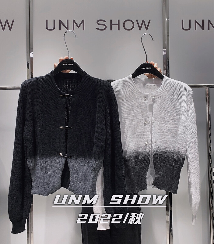 New in autumn!【UNM-SHOW】Korean Casual Gradient Knit Sweater (with Brooch) A6121# WTT