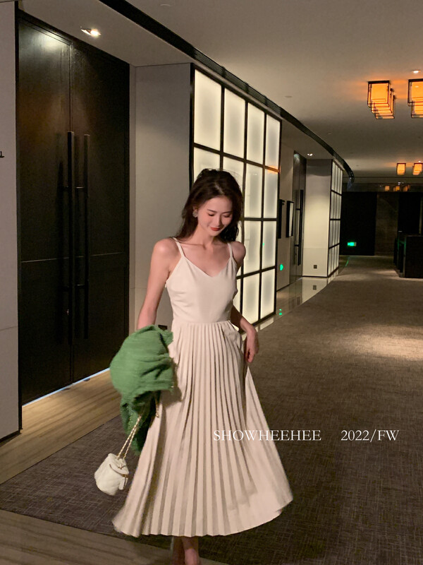 New in autumn! [Xiu Xixi] High-quality pleated V-neck suspender leather dress 8163# JHY