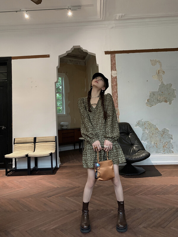 New in autumn!【KIKI STUDIO】Korean print V-neck dress 6858# HJY