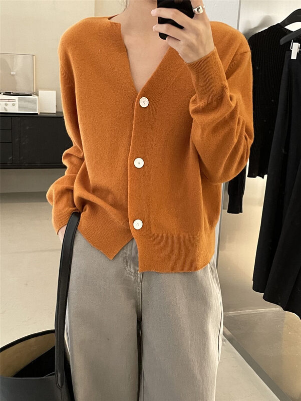 The main style of the stall, 100 full wool yarn, Korean color series 18 colors can be entered [CLEAN SPACE] simple solid color V-neck short knitted cardigan 32396# CQW