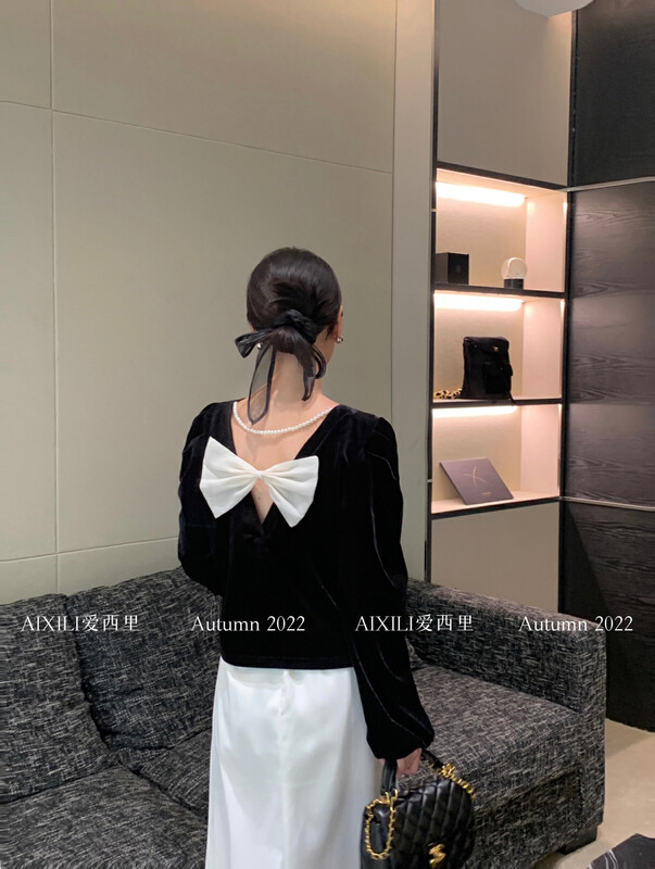 [AIXILI Aisili] Round neck back bow velvet small shirt (with necklace) with necklace 7001