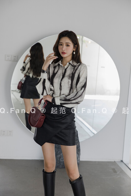 Autumn is new! [Fan] Satin Feature Smudge Striped Shirt 80350# JHY