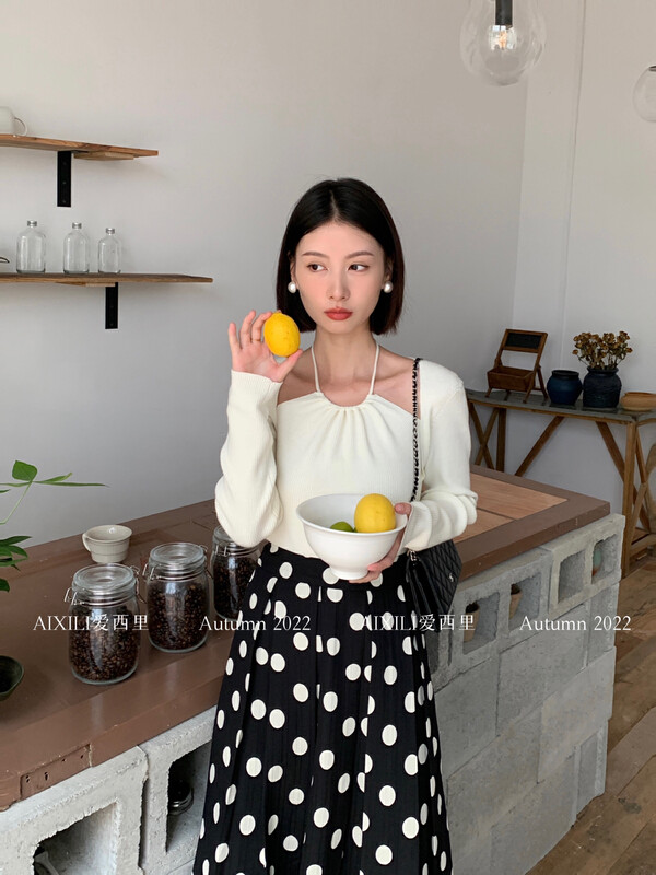 [AIXILI Aixili] The tie design at the back of the neckline shows a thin knitted sweater knitted sweater temperament 7356