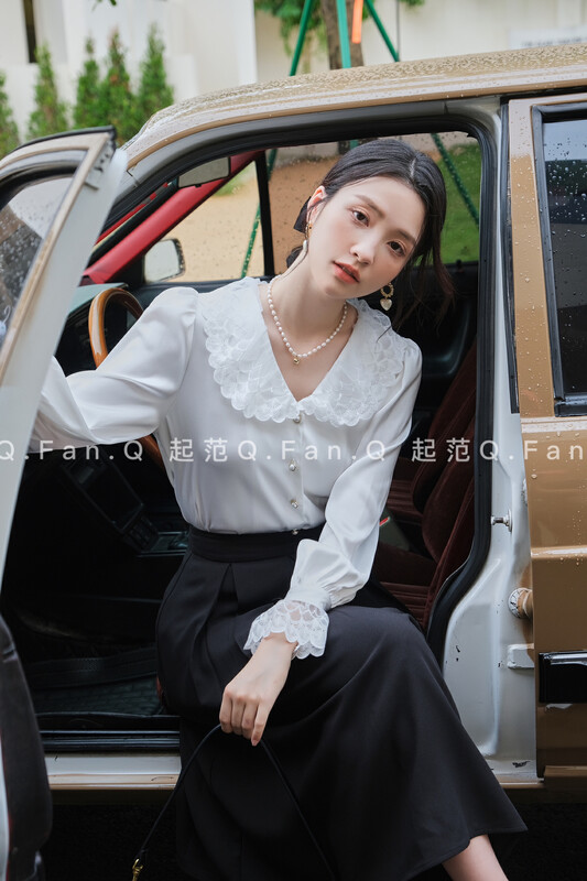 Autumn models are new! [Fan] satin feature stitching process lace V-neck shirt 80232# JHY