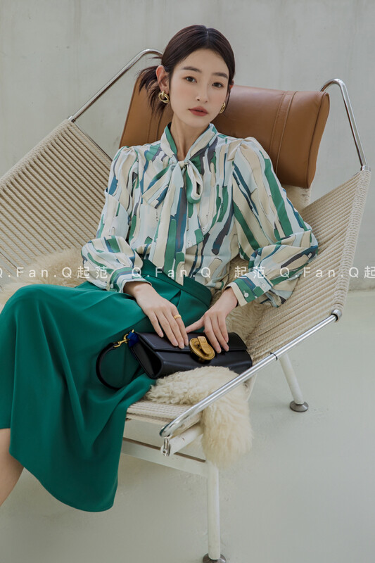 New in early autumn! [Fan] Satin craftsmanship characteristic printing explosion style strappy bow shirt 80235# JHY