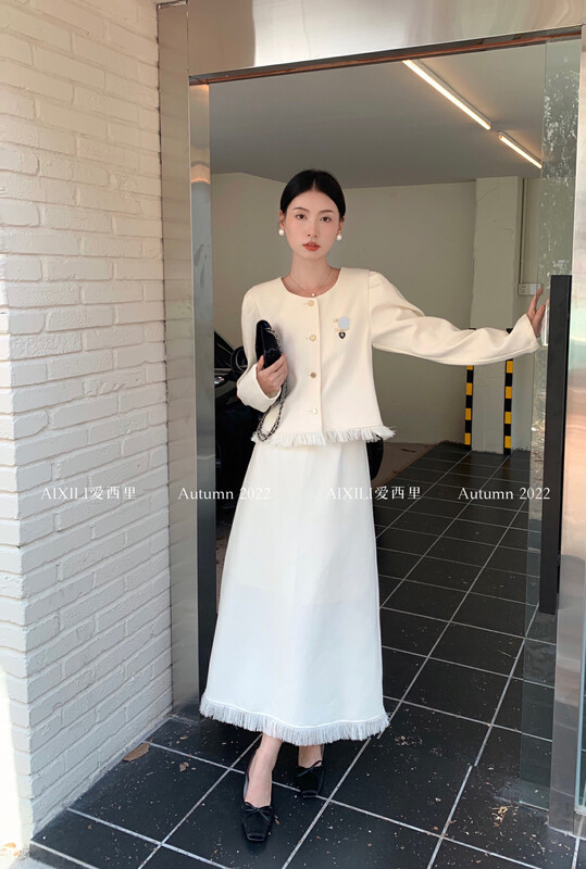 [AIXILI Aixili] Fragrant temperament thin solid color suit two-piece suit (with brooch) raw edge 7172