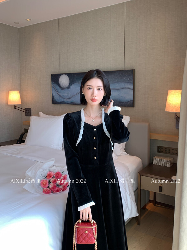 [AIXILI Aixili] Square neck design concept temperament velvet thick dress dress solid color 7592