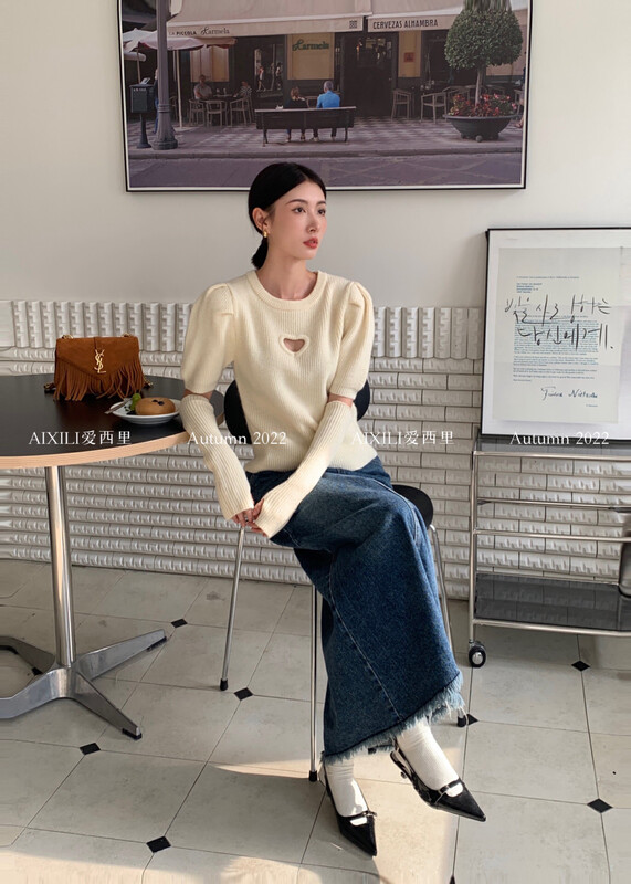 [AIXILI Aixili] Round neck hollow heart-shaped design slimming knitted sweater knitted sweater solid color 7503