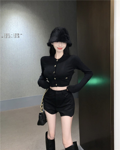 Real shot round neck small fragrance knitted top + high waist black shorts