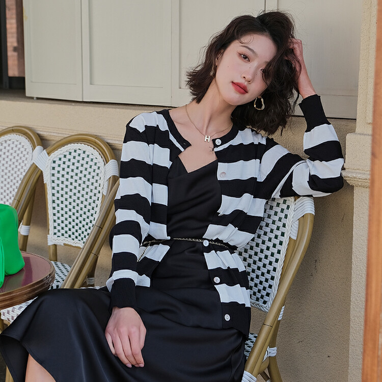 [HANNA Hanna] [Hannah] black and white striped cardigan sweater 2022 spring and autumn new knitted sweater M6359