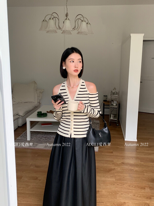 [AIXILI Aixili] Leaky shoulder solid color slimming single-breasted knitted sweater knitted sweater 7326