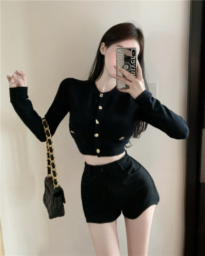 Real shot round neck small fragrance knitted top + high waist black shorts
