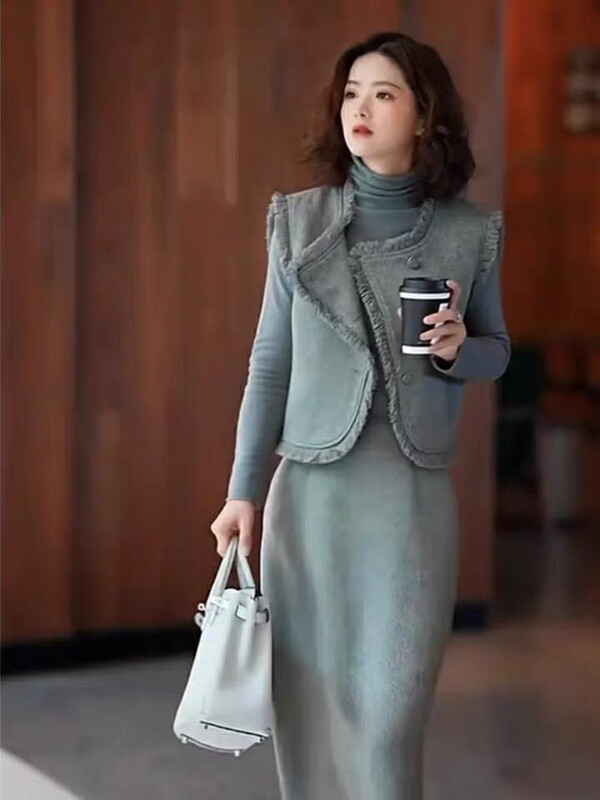 New for winter!  [Ou Zhengsha] fringed fringe vest coat + simple high-neck inner top + temperament high-waist skirt suit 19166# JJ