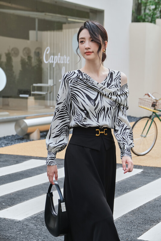 New in early autumn!  [Fan] Urban commuter style striped off-shoulder temperament shirt 80166# JHY