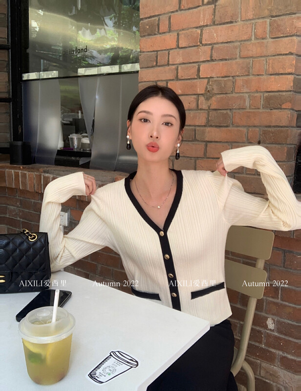 [AIXILI Aixili] Temperament little woman solid color single-breasted knitted sweater knitted sweater is thin 7508