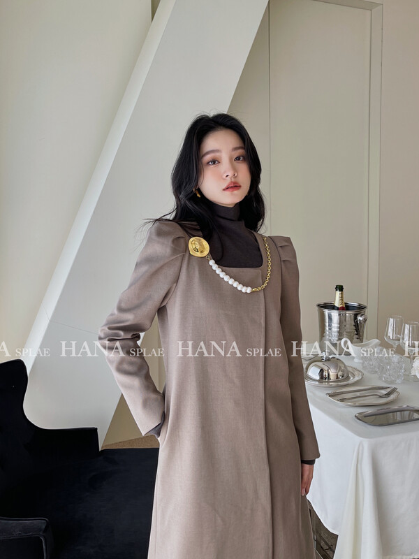 [HANNA Hanna] Temperament square collar long windbreaker coat women's simple all-match coat windbreaker (with chain) H10611