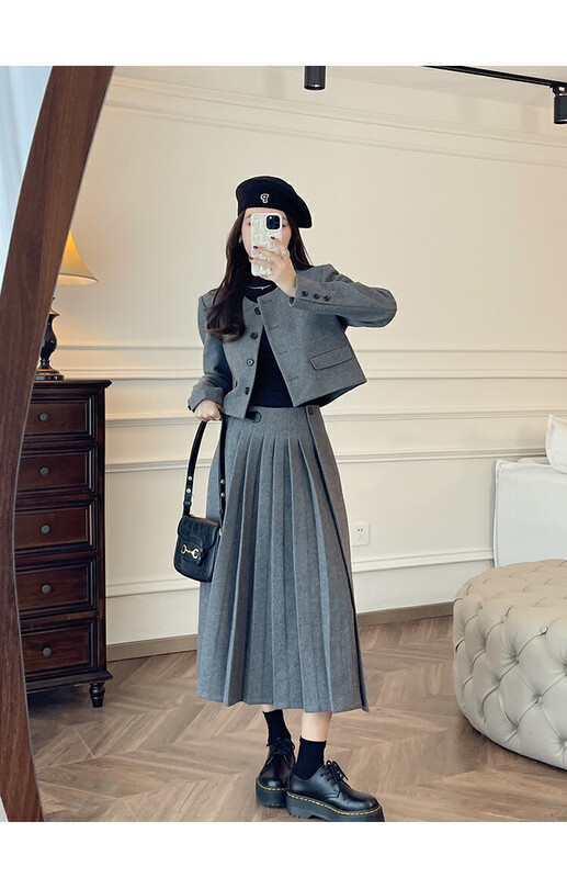 New in winter! [Ou Zhengsha] French retro Hepburn short jacket-pleated skirt suit 19175# JJ