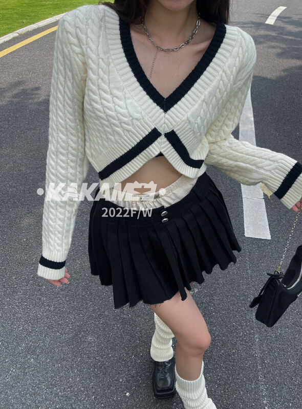[KAKAMEE] Spice Girls Contrast Color Cross V-Neck Twist Sweater Autumn Design Short N1856