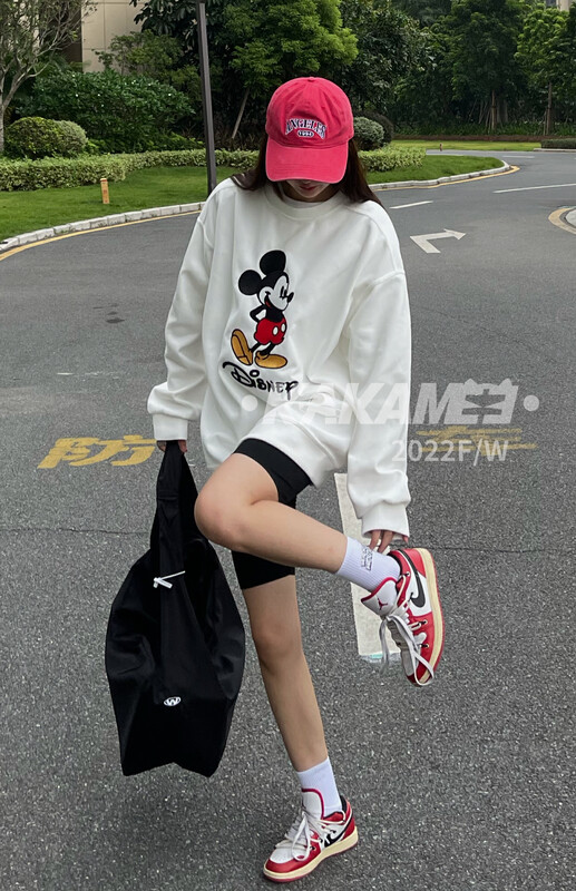 [KAKAMEE] Autumn new cartoon embroidery Mickey composite fabric cotton sweater (with socks) loose and casual all-match 8006