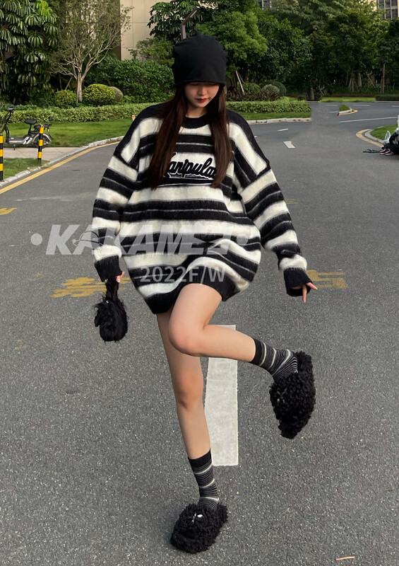 [KAKAMEE] 2022 New Lazy Style Black and White Striped Brushed Pullover Sweater (with Socks) Loose, Casual, Versatile and Thin 1936