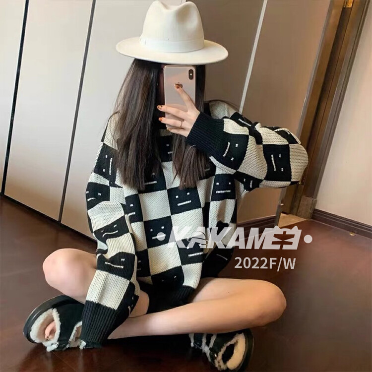 [KAKAMEE] 2022 new smiling face checkerboard black and white contrast color round neck pullover sweater (with socks) loose and casual all-match slimming 1899