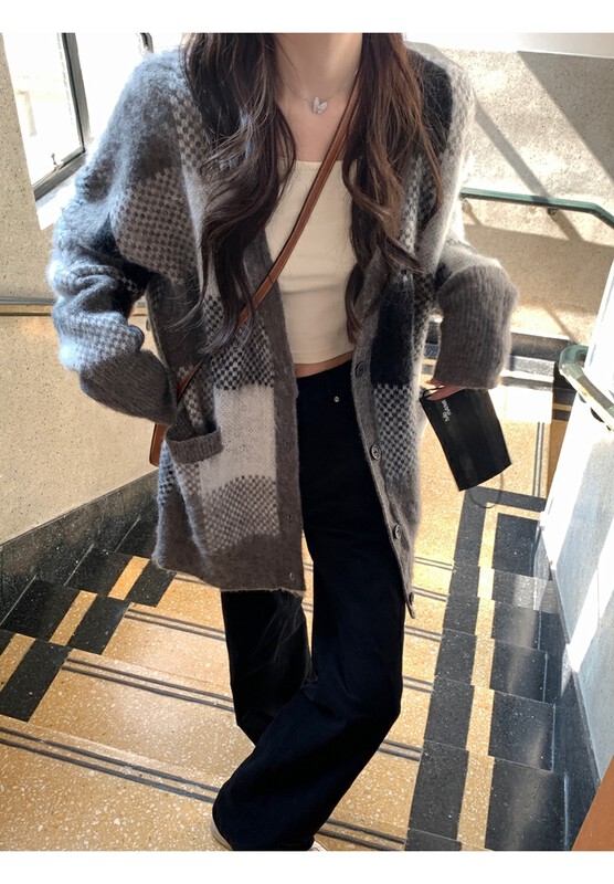 New in winter! [Yi Kaoru] Gray checkerboard casual long-sleeved knitted cardigan 0407# HYY