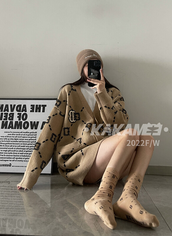 [KAKAMEE] 2022 new letter jacquard loose V-neck sweater knitted cardigan (with socks) large version of all-match slimming S1906