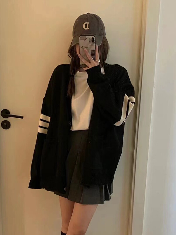 【KAKAMEE】Autumn new style lazy style three-bar V-neck loose knitted cardigan thick casual all-match core spun yarn 1887