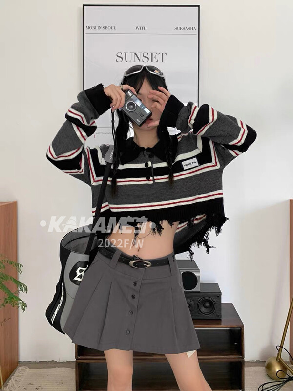 [KAKAMEE] Autumn new style Korean sweet and cool style contrasting striped polo collar knitted sweater with raw edge hem design niche 1826