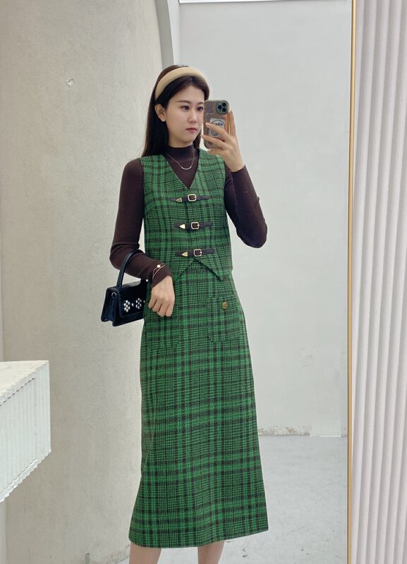 New in winter! [MI2 (N: AA)] Korean version of long-sleeved bottoming shirt + sleeveless vest + high-waisted slim skirt suit B6514# JJ