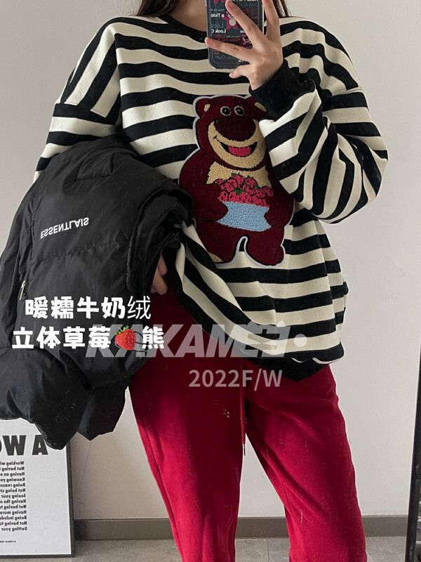 【KAKAMEE】Customized Strawberry Bear Zhangzai Compound Milk Velvet Large Striped Sweater Sweater 5281