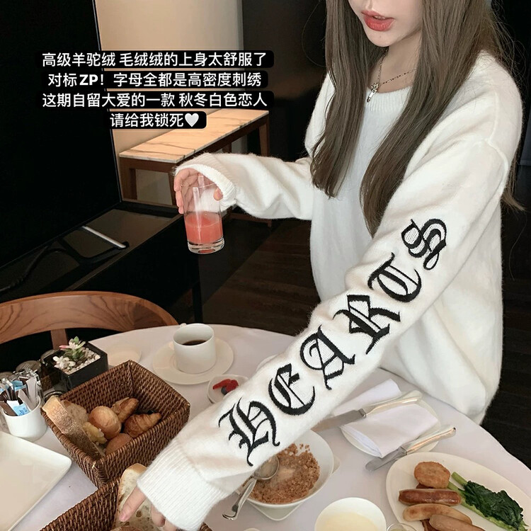 [KAKAMEE] Autumn new high street style Sanskrit font embroidery craft round neck sweater loose large version casual and slim 1828
