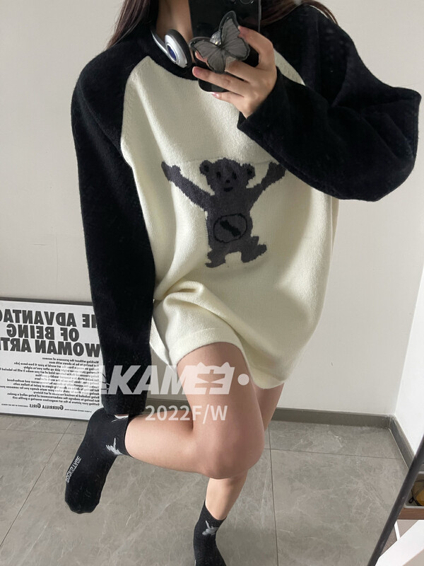 [KAKAMEE] Bear Raglan Sleeve Contrast Color Sweater (with Socks) Sweater (with Socks) 1912