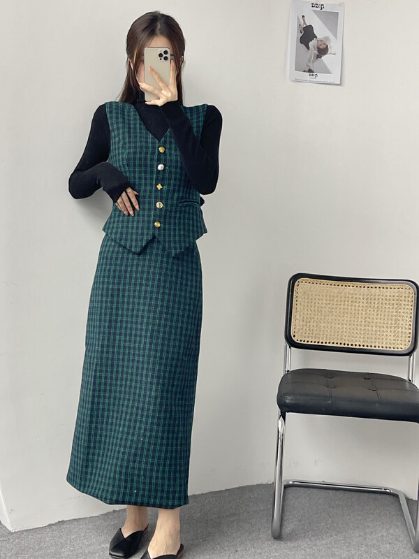 【MI2(N:AA)】Korean version of long-sleeved knitted sweater + sleeveless slim vest + high waist all-match skirt suit E9527# JJ