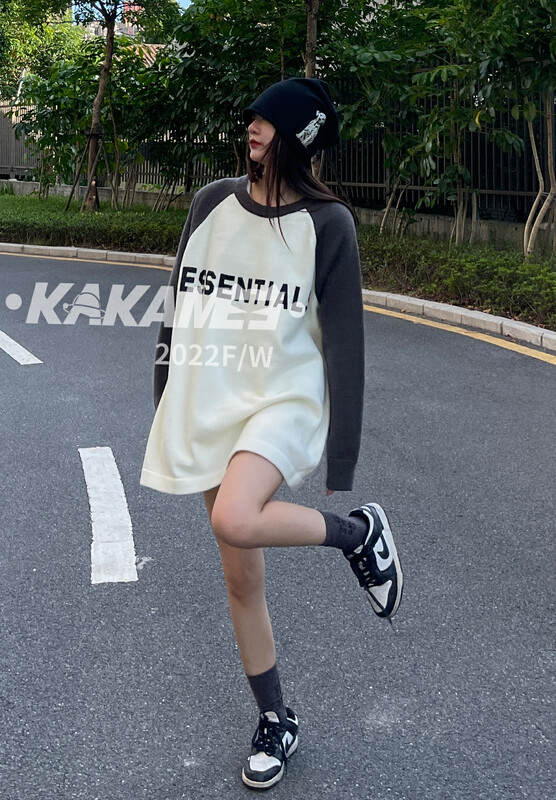 [KAKAMEE] 2022 new trendy brand letter printing hit color raglan sleeve pullover sweater (with socks) loose and casual 1930