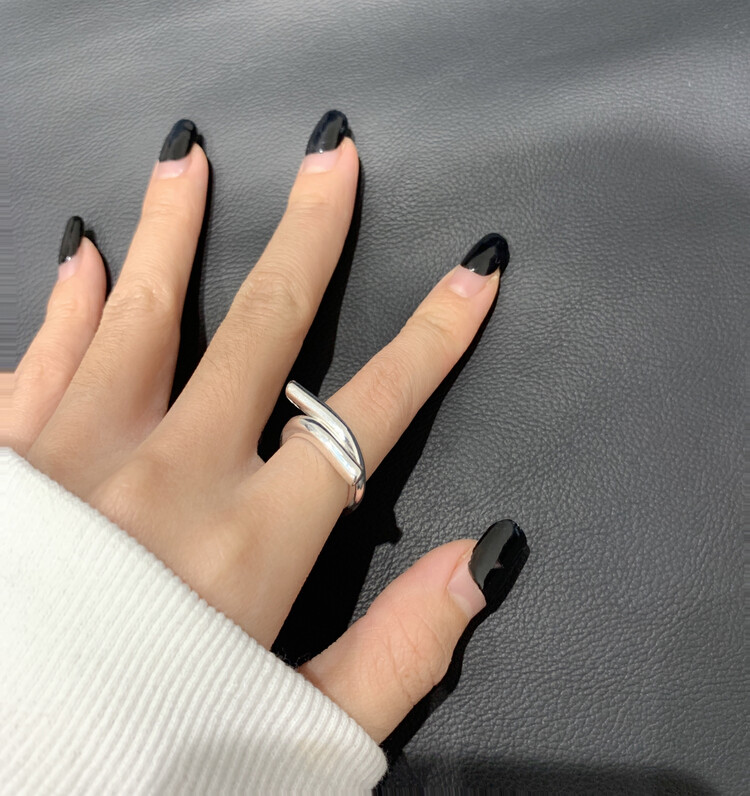 【VANESSA】Fashion niche design ring (with box randomly) 045# OZQ