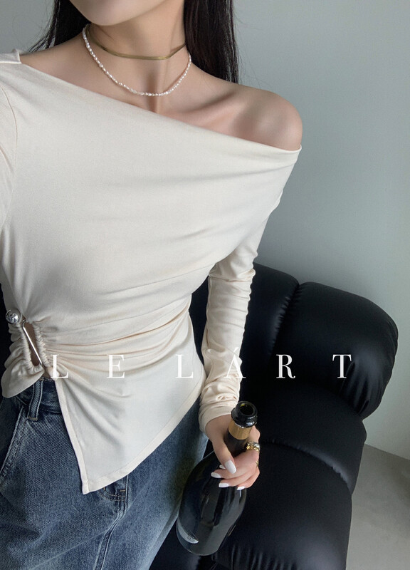 【LE LART】French pure desire style sweet and spicy style off-the-shoulder slanted hem T-shirt LL5626