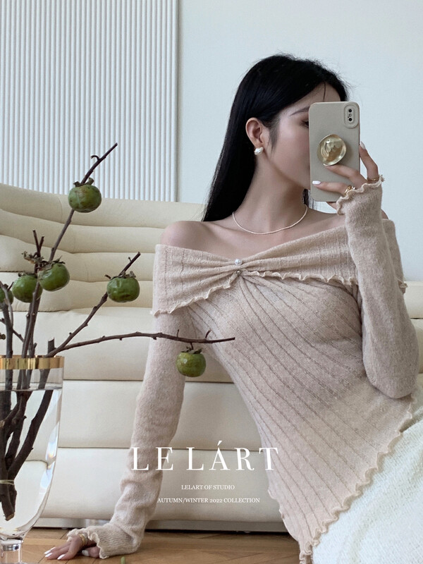 【LE LART】One-line neck and leaky shoulder knitted decorative small shirt (with brooch) (ruffled mohair slim fit) XL209# JHY