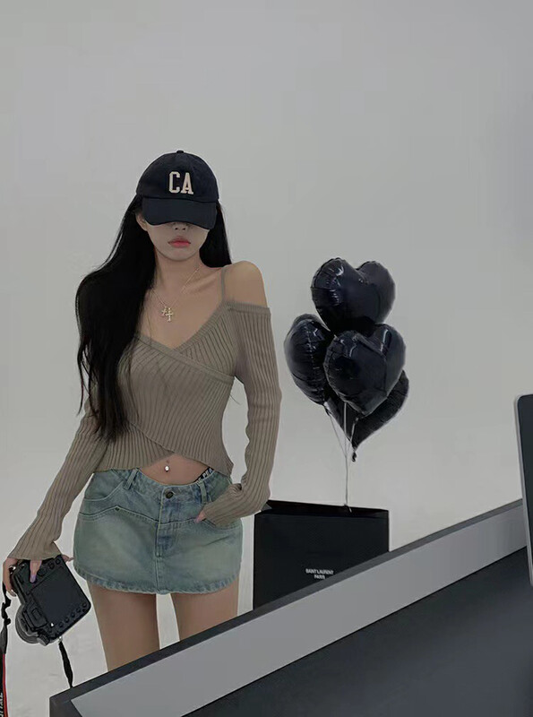 New in autumn! [MINI NI] Goddess temperament leaky shoulder sweater 9004# PCZ